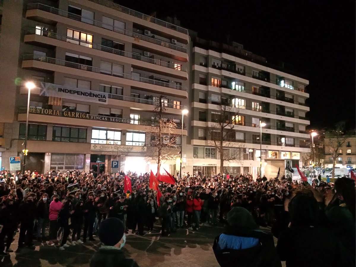 Rapejar mai pot der delicte. I menys per dir veritats.
Condemnem la repressió d'aquest Estat Espanyol que persegueix i reprimeix la dissidència i ataca frontalment drets fonamentals com la llibretat d'expressió. 

Avui és ell, demà som totes.
✊Solidaritat i #LlibertatPabloHasel