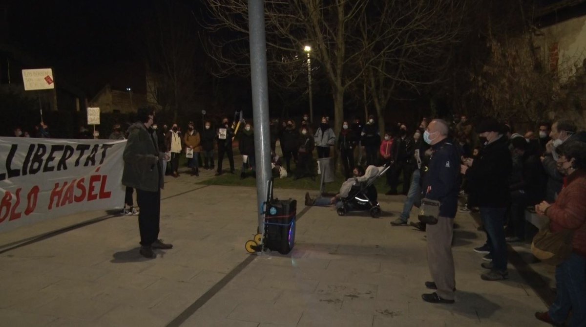 Arran_NordOrien's tweet photo. 👉 Més de 150 persones a #Olot en la concentració contra l'empresonament de @PabloHasel.

✊ Som amb tu, la teva lluita és exemple! #LlibertatPabloHasel https://t.co/TSNKC7SLj4
