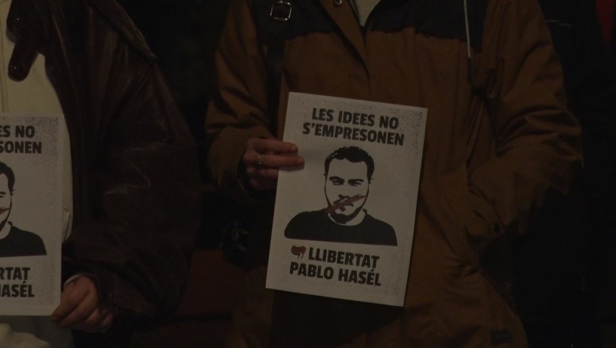 Arran_NordOrien's tweet photo. 👉 Més de 150 persones a #Olot en la concentració contra l'empresonament de @PabloHasel.

✊ Som amb tu, la teva lluita és exemple! #LlibertatPabloHasel https://t.co/TSNKC7SLj4