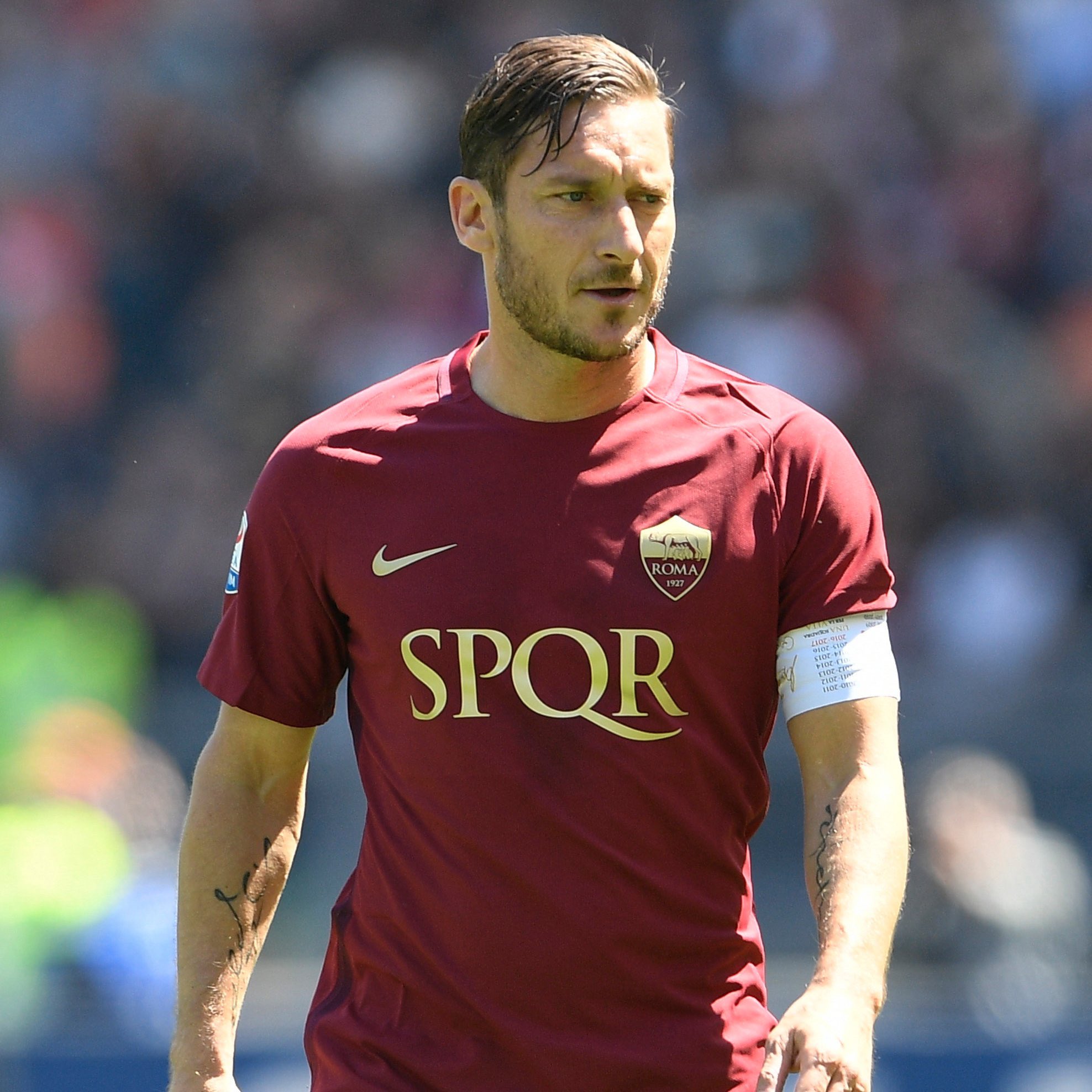 Maxi Friggieri on Twitter: "Roma termina una relación de seis años con en donde hubo muy buenas camisetas. Top la del derby 2016/17 con el SPQR en Así le quedaba