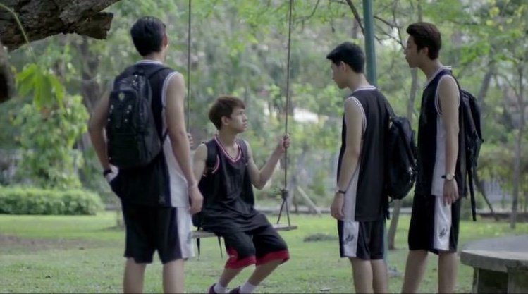 Aí, como os amigos do Tee também não prestam, acham super legal armar pro Wine dizendo que o Tee vai encontrá-lo num prédio abandonado. O Wine vai ao encontro falso e se depara com a solidão. É uma das cenas mais tristes que já vi (pra variar, by Fluke Natouch)