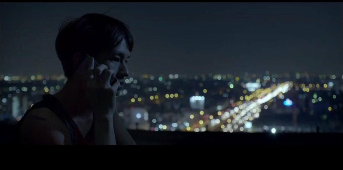 Aí, como os amigos do Tee também não prestam, acham super legal armar pro Wine dizendo que o Tee vai encontrá-lo num prédio abandonado. O Wine vai ao encontro falso e se depara com a solidão. É uma das cenas mais tristes que já vi (pra variar, by Fluke Natouch)