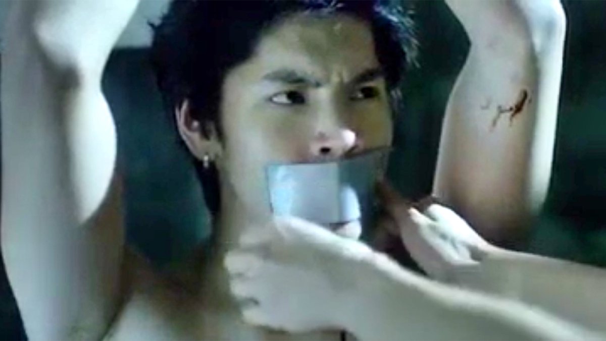  Vamos pegar sangueO Wine tem a super ideia de sequestrar o Tee e tirar sangue dele pra alimentar o Night. O que dá certo por um tempo, apesar de se sentir culpado quando precisa mentir pro vampirinho :(