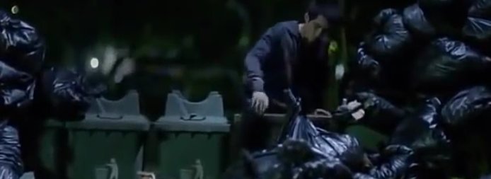 Isso foi o fim pro Night, porque as memórias antigas voltam e ele lembra que o pai dele também tirava o sangue de outras pessoas pra alimentá-lo. O Night termina com o Wine e vai pro lixo porque é assim que ele se sente e tem aquele paralelo com a cena do violão. Ele espera que