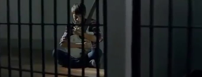  O que rola com o Wine?A Polícia tava investigando o sumiço do Tee, certo? Até porque o Wine o libertou e deixou fugir. Claro que o Wine foi preso.O final é aberto porque não >mostra< o corpo do Wine, mas tudo leva a crer que ele se matou porque não aguentou mais a dor.