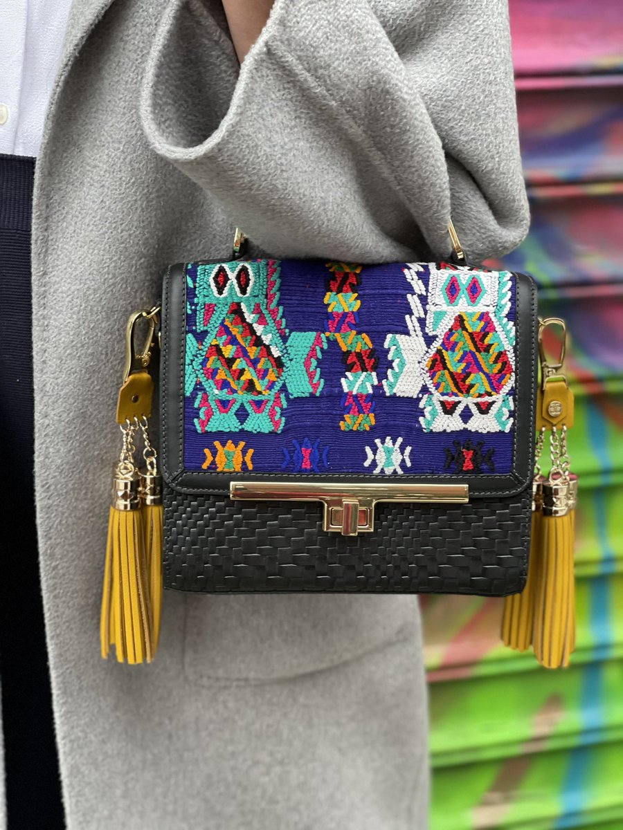 Porque hasta en los días grises podemos encontrar color si queremos. 
A mi me encanta vestirme de colores neutros sobre todo de negro, gris, beige y blanco pero necesito tener el color en mis accesorios. Hoy el color lo llevo en mi mini domina @mariasbag con huipil de Chajul 💙