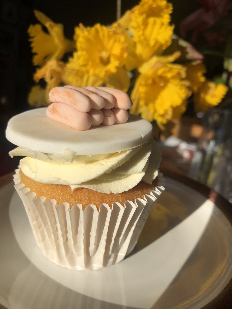How cute are these cupcakes! The manager in <a href="/OHerlihysBacon_/">O'Herlihy's Bacon</a> marked her 40th year with the business so we got these celebratory cupcakes from <a href="/traceofcakes/">Traceofcakes</a>!☺️ The teeny tiny sausies👏🏻😂