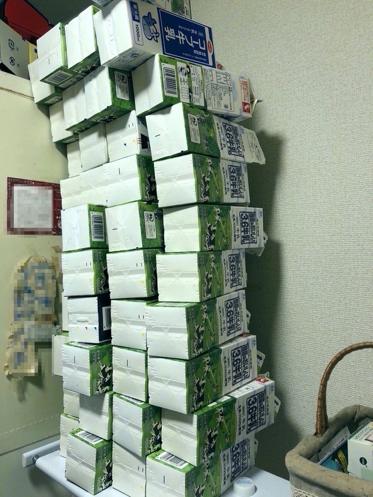 Ponko2programer's tweet image. ウチの子牛…子供二人で飲んだ牛乳。
３週間で４０本。という事は１日２本！？
給食でも飲んでるのに飲み過ぎだろ😅