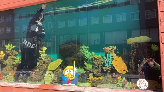 驚安の殿堂 ドン キホーテ 第8回 突然ですが中目黒のドンキホーテの水槽はどうやって清掃しているか分かりますか 正解はお兄さんお姉さん達が潜水しながら清掃しています 外からだと清掃出来ない場所も潜ったらすぐ綺麗になります 見れた