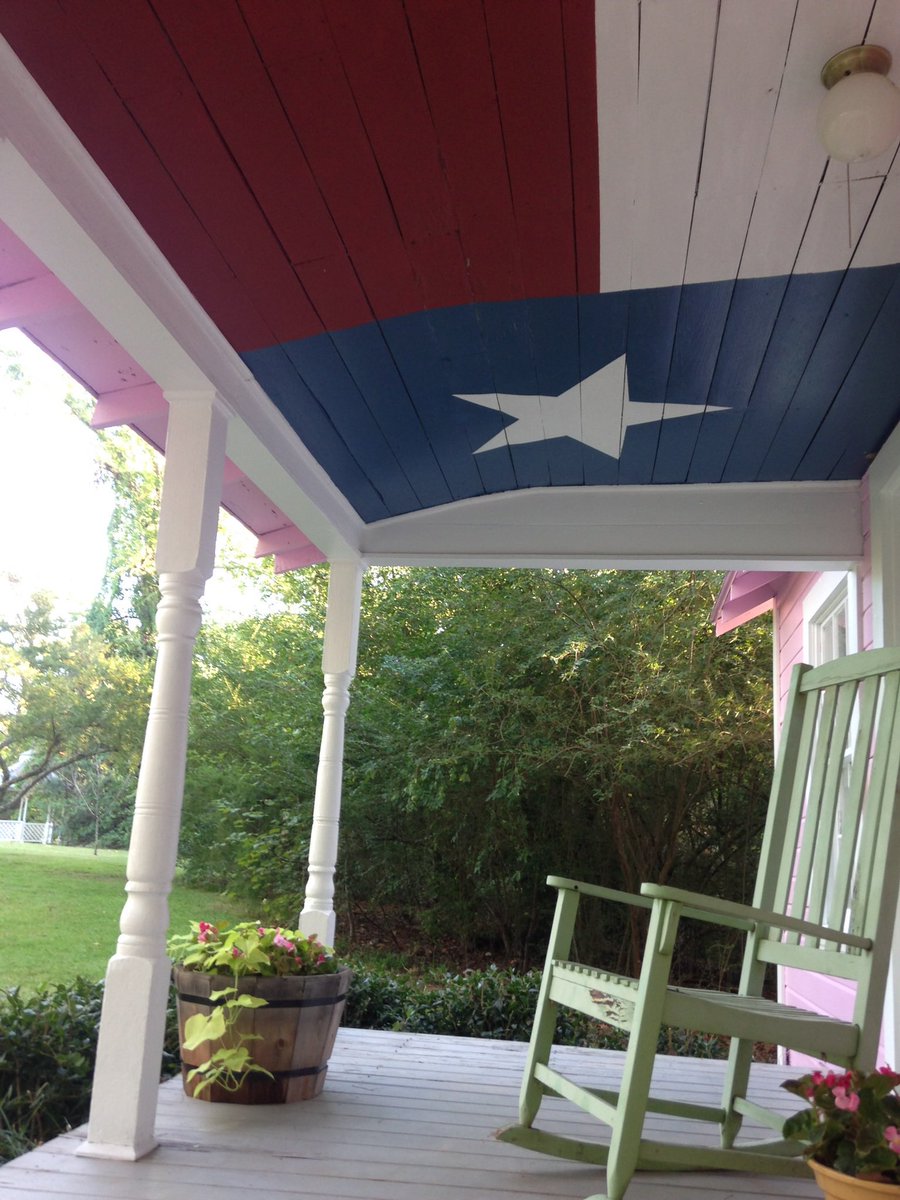 KaceyMusgraves's tweet photo. years ago it was going to be put up for sale so I saved it from being sold &amp; painted it baby pink because it was my Memaw’s favorite color. (Sadly she’s gone now. 😭 She lived on this land next door all my childhood.) &amp; my mom painted the porch ceiling like this because texas https://t.co/kouTEOTXCL