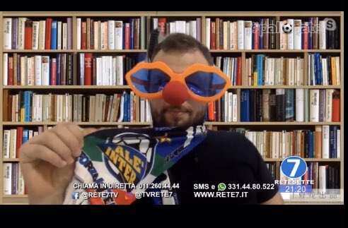 AlessioNevini's tweet photo. Martedì grasso a #Pallonate! 
Omaggio alla capolista 🤡📦

Ps: ora corro a lavarmi da quella sciarpa! https://t.co/85Ua7jCSFN