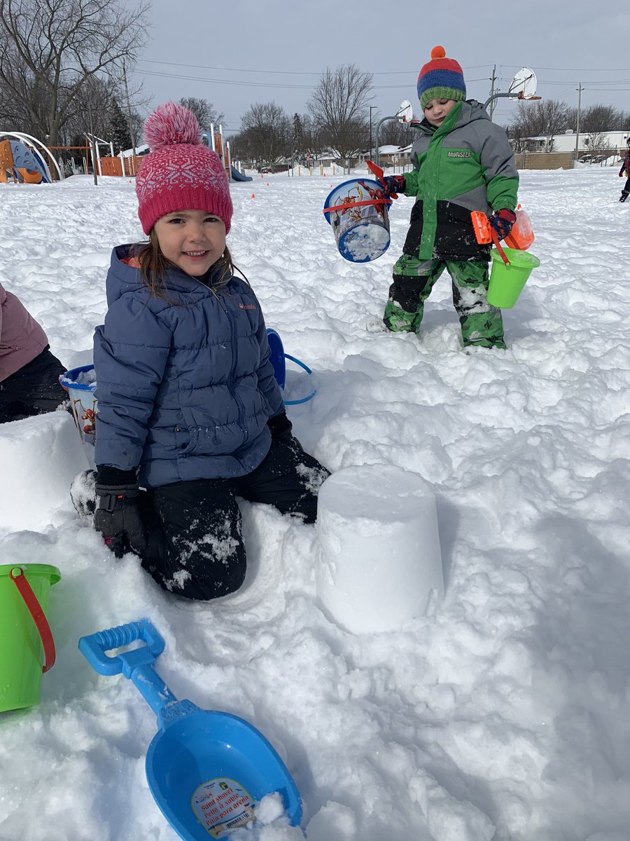 KristyJadischke's tweet photo. When outdoor play and Mother Nature are in sync.🙌 #outdoored #kindergarten #snowcastles #snowday #fillingourbuckets @EPSPhoenix @BrunoPallotto @gecdsbpro https://t.co/GyUtNsWQL3