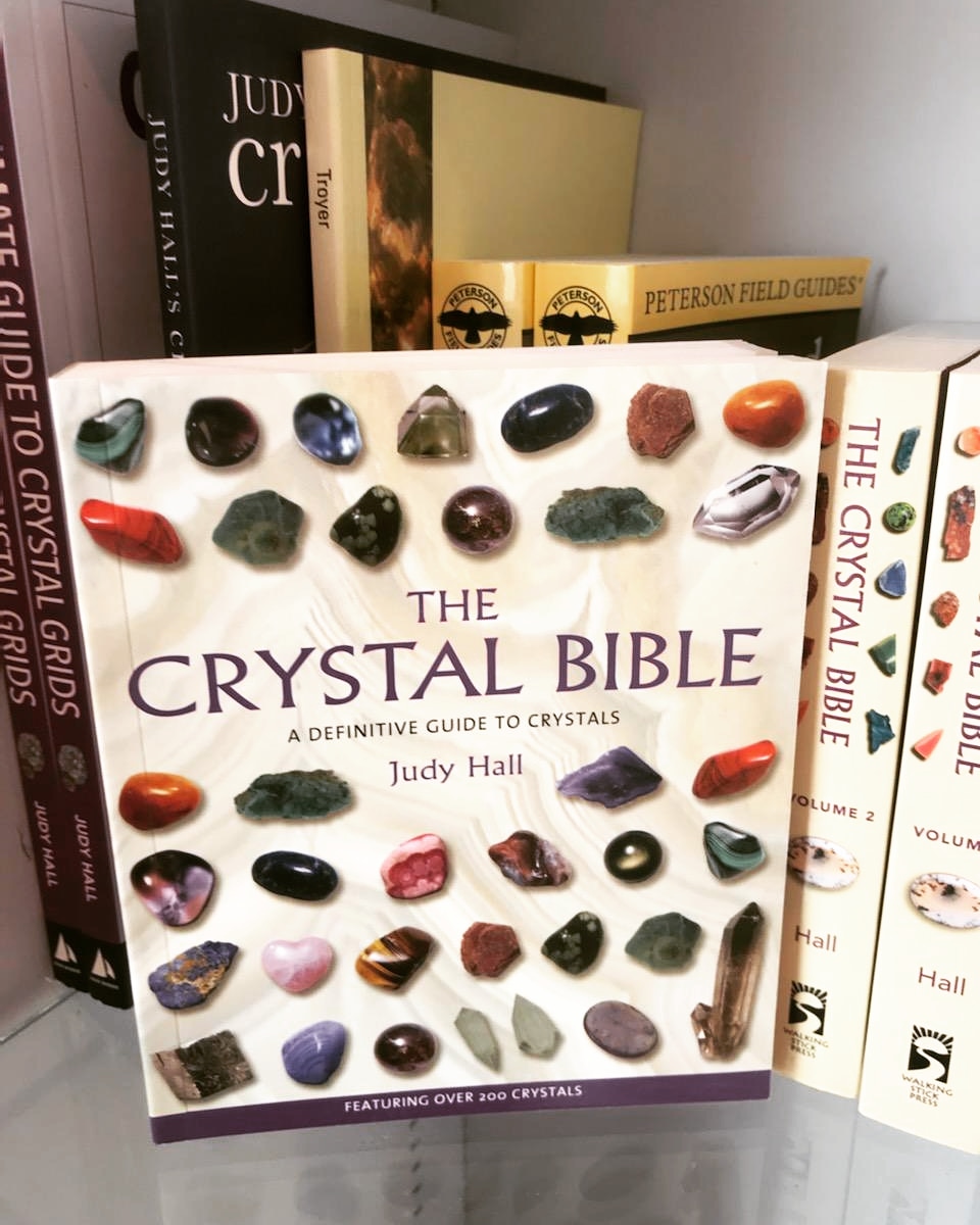CrystalLifeTech's tweet image. One of our favorites &amp;amp; best sellers is back in stock! The Crystal Bible by Judy Hall is a must-have for anyone interested in crystals. An excellent guide to crystal meanings &amp;amp; uses.

crystal-life.com/product/crysta…

#crystalbible #judyhall #genevail #crystallife #crystallifetechnology