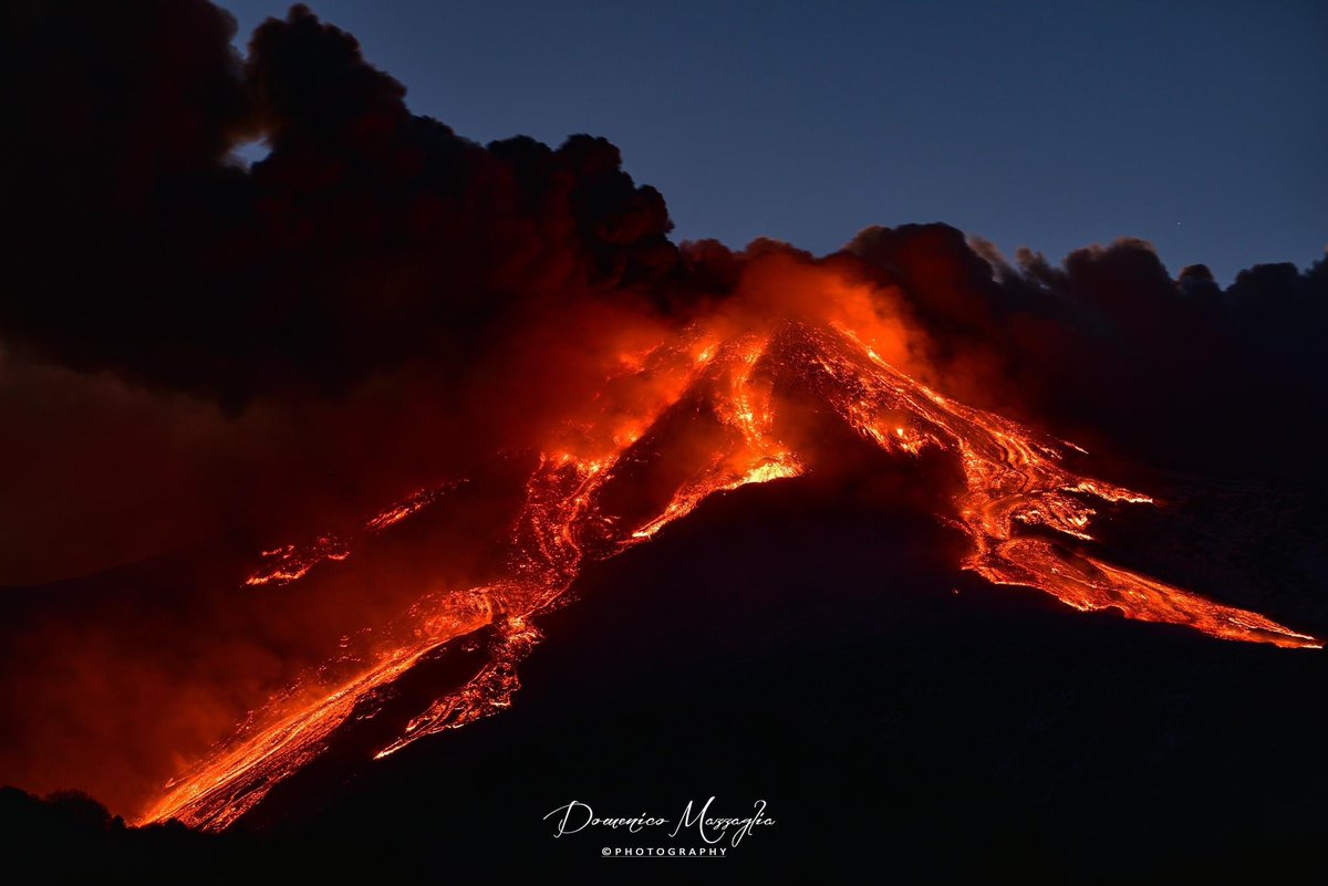 Erupción estromboliana (tipo de erupción) del #Etna esta noche🇮🇹
Abundante emisión de ceniza y vistosa fuente de lava que genera ríos descendiendo por las laderas (riesgo mínimo).

Crédito fotos: Domenico Mazzaglia