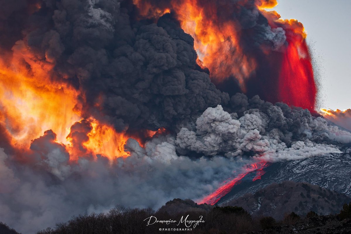 SkyAlertMx's tweet photo. Erupción estromboliana (tipo de erupción) del #Etna esta noche🇮🇹
Abundante emisión de ceniza y vistosa fuente de lava que genera ríos descendiendo por las laderas (riesgo mínimo).

Crédito fotos: Domenico Mazzaglia https://t.co/K0EiUPeWu0