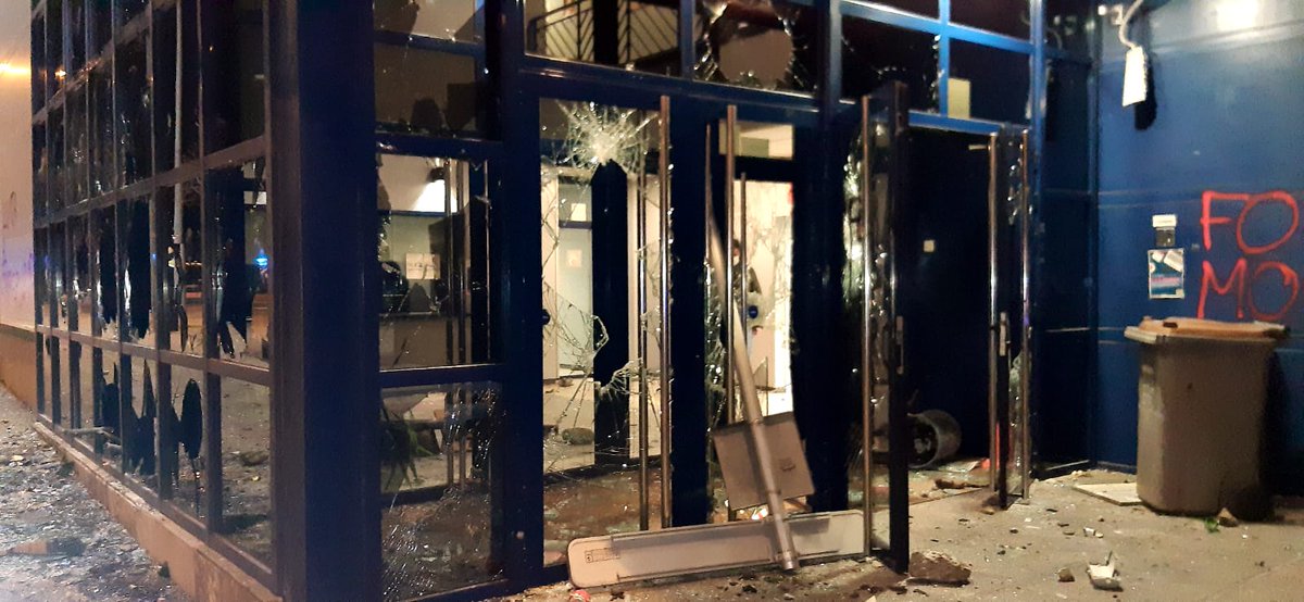 DaniMayakovski's tweet photo. Asi ha quedado la comisaria de los Mossos en Vic.

Esta mañana eran muy valientes en la Universidad de Lleida, asaltándola de madrugada... hoy se escondieron como ratas mientras los manifestantes asaltaban su propia comisaria. https://t.co/C2mCJHHHcm