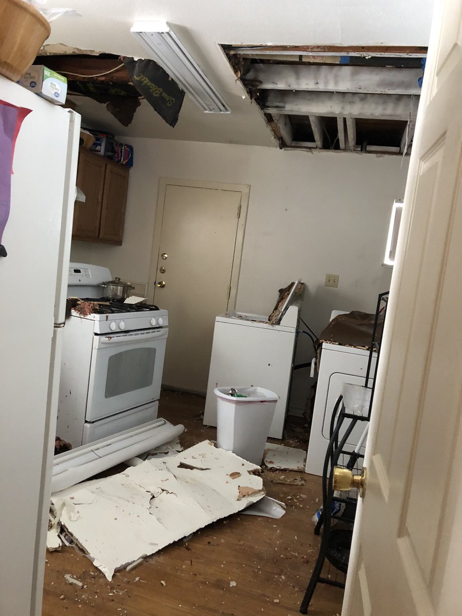 court_hami's tweet image. Fort Hood Family Housing just doing what it does. Left this family here after their ceiling caved in. Probably contains asbestos given the age of the home and is 18 outside. But they deserve to keep their contract. @iiicorps_cg please do something about this.
