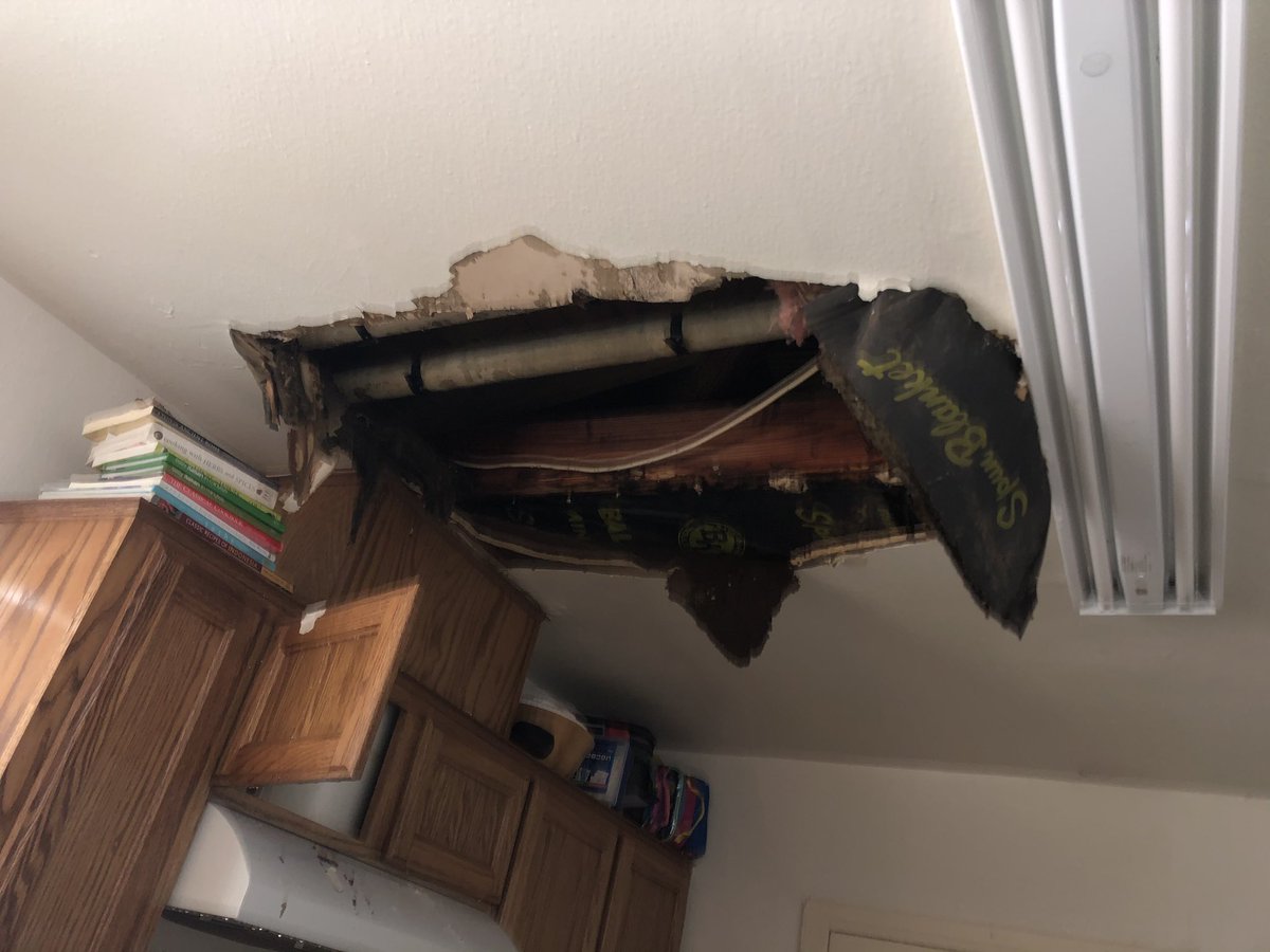 court_hami's tweet image. Fort Hood Family Housing just doing what it does. Left this family here after their ceiling caved in. Probably contains asbestos given the age of the home and is 18 outside. But they deserve to keep their contract. @iiicorps_cg please do something about this.