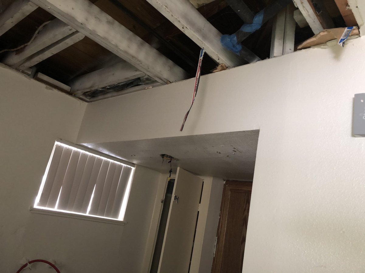 court_hami's tweet image. Fort Hood Family Housing just doing what it does. Left this family here after their ceiling caved in. Probably contains asbestos given the age of the home and is 18 outside. But they deserve to keep their contract. @iiicorps_cg please do something about this.