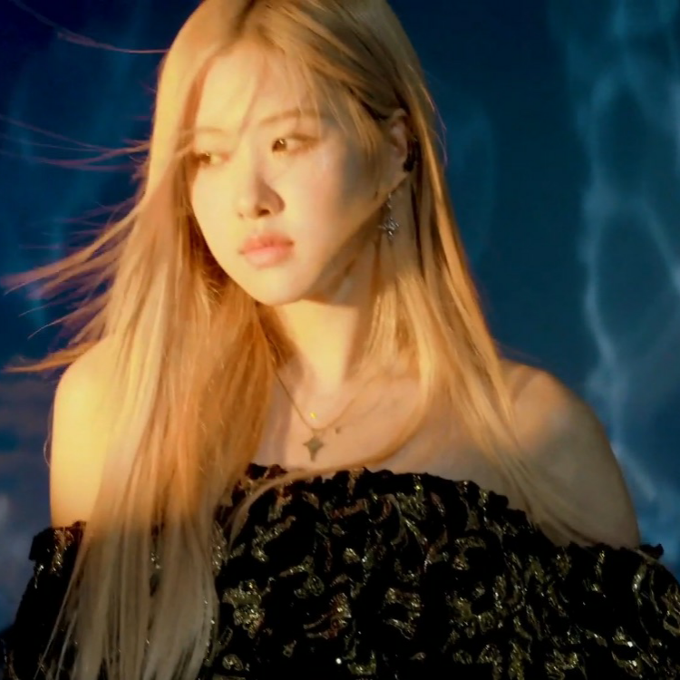 hourly rosé tweet media