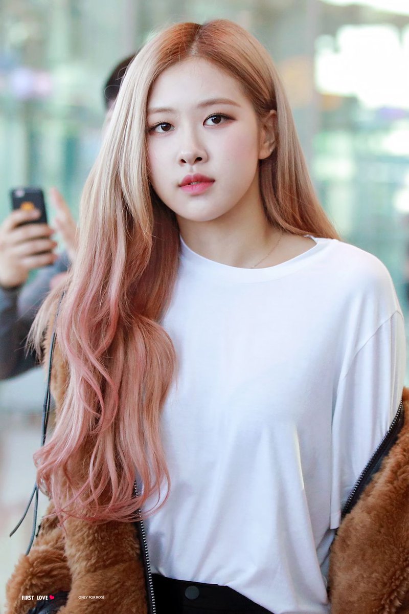 hourly rosé tweet media