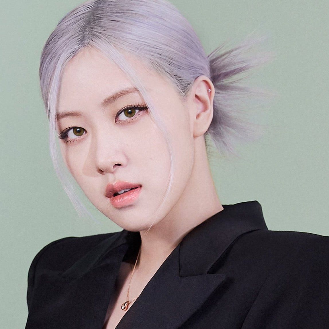 hourly rosé tweet media