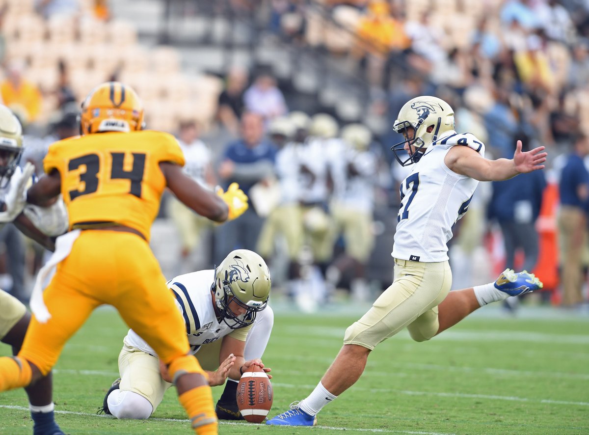 csusports's tweet photo. All-American @CSUFB kicker and @CSUSports intern @usryalex provides a look into his preparations for the upcoming 2021 spring season and his goals for the year

📖: https://t.co/nx76egxt0g

#JoinTheSiege https://t.co/Q6BzEBVgai