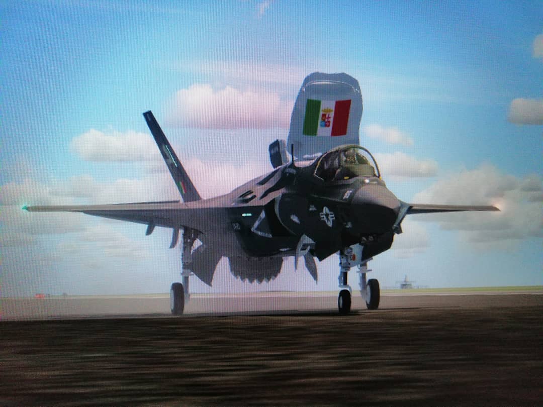 FLOANVirtual's tweet photo. #F35BCombatReady ⚔ Vuelo de adiestramiento de nuestra #NovenaEscuadrillaVirtual 🇪🇸✈️ con el #F35B del #VX23 "Salty Dogs"🇺🇸✈️, acompañando al #GRUPAERV 🇮🇹✈️ en #NASPatuxent (#Maryland) 🇺🇸, con motivo de la calificación del portaaviones #Cavour 🇮🇹🛳️ para operar el #F35B https://t.co/9x1387wMXY