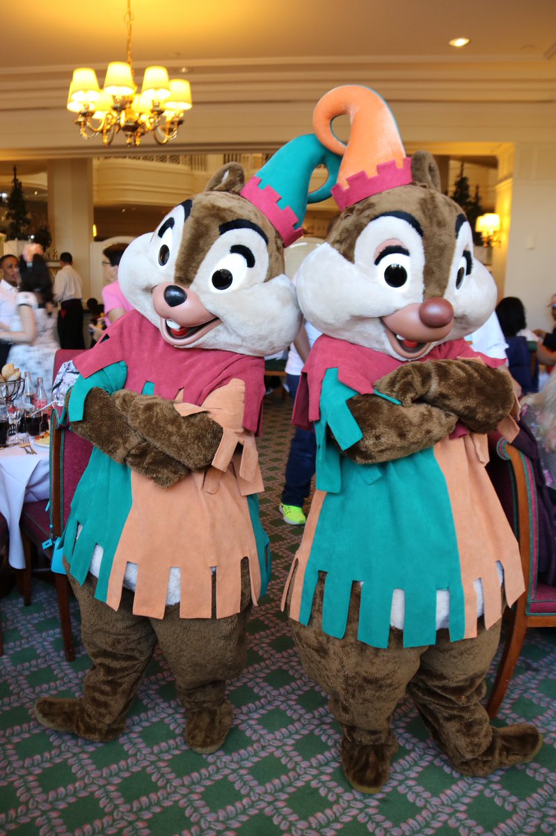 360DegreesofDis's tweet photo. Happy Fat Tuesday! #MardiGras #ChipnDale #Chip #Dale #ChipandDale #FatTuesday #DLP #DisneylandParis #InventionsBrunch #RoyalBrunch #MardiGras2021 #FatTuesday2021 #CharacterDining #DLP5 #DisneylandParis5 #チプ #デール #チップとデール https://t.co/vXuYuTyMTR
