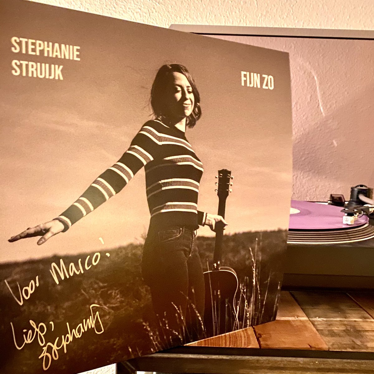 Vandaag ontvangen en eigenlijk al bijna van paars al weer “grijs” gedraaid, het prachtige nieuwe album van <a href="/StephStruijk/">Stephanie Struijk</a> .... mooi mooi prachtig. Aanrader. En.. met persoonlijke touch, dank daarvoor ☺️#vinyl