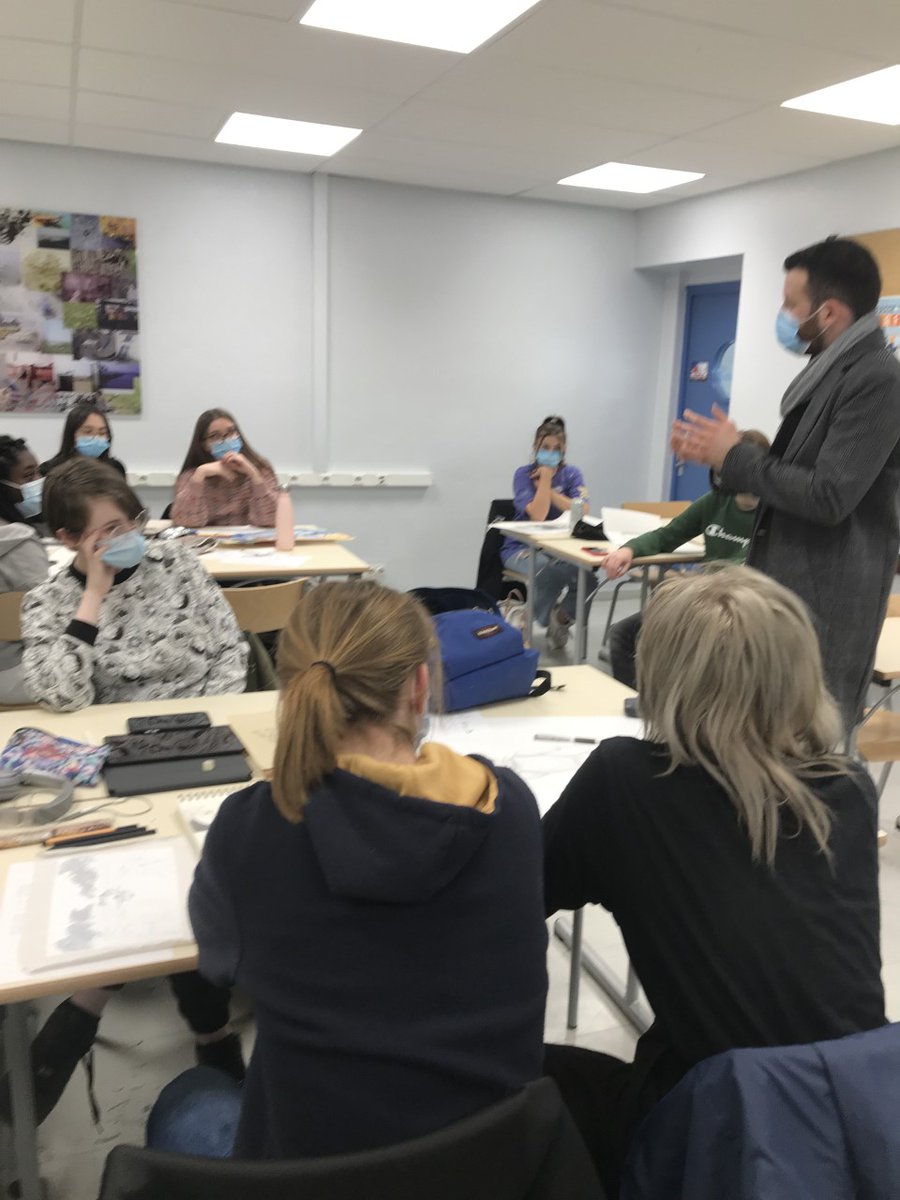 DeRegards's tweet photo. Un projet #regarddegeometre en cours au Lycée La Cordeille de @OllioulesMairie dans l'@AcademieNice.
Classe : 2nde/1ere/Tale option Arts Plastiques
Professeure : @Casanovart83
Thème : Réalité augmentée 
Visite de #DavidGalli, chercheur au Laboratoire de l'#IMSIC de @univtoulon. https://t.co/P193yD1MLS