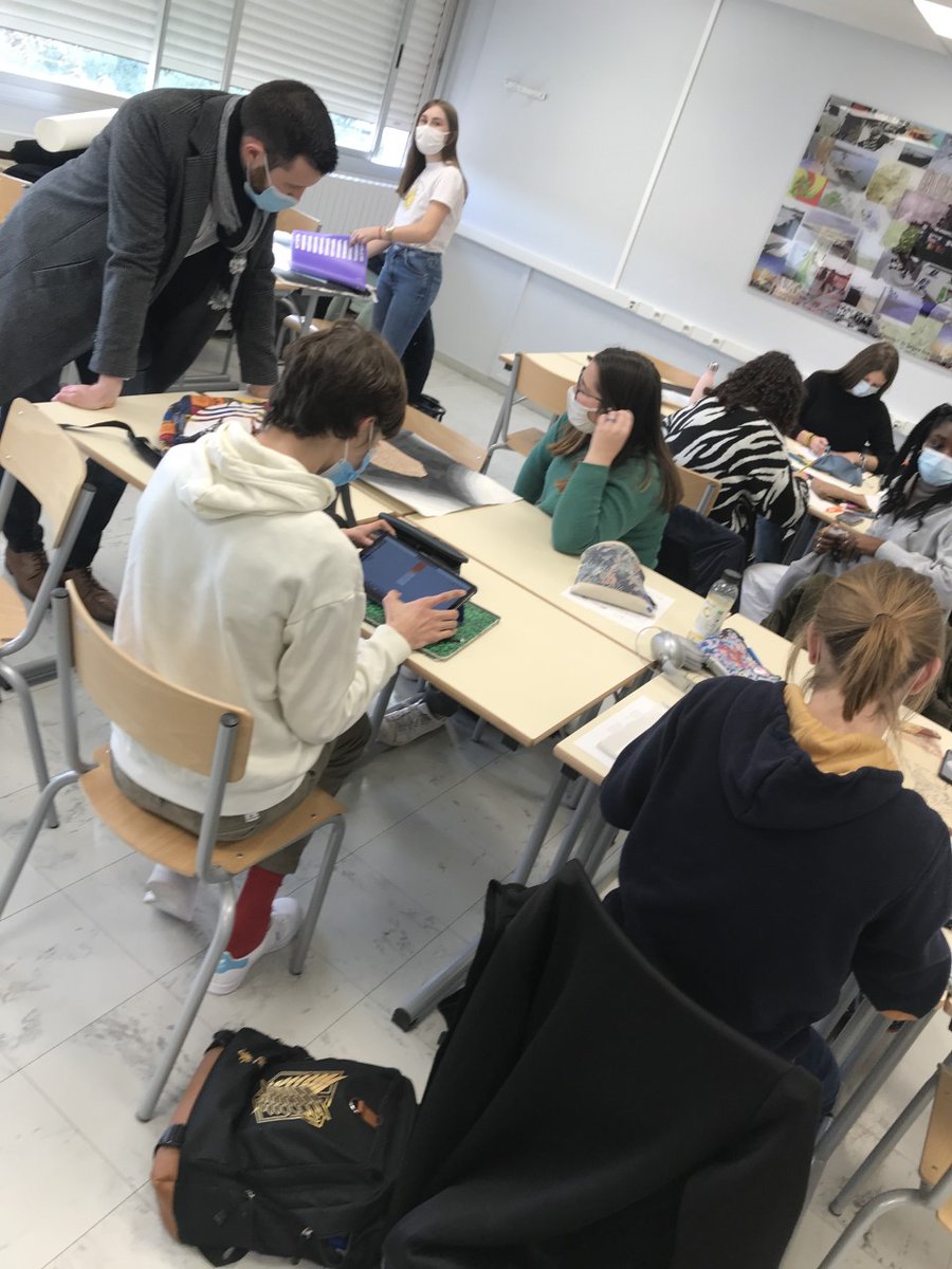 Regards De Géomètre #Regarddegéomètre #RDG (@deregards) on Twitter photo Un projet #regarddegeometre en cours au Lycée La Cordeille de <a href="/OllioulesMairie/">Ville d'Ollioules</a> dans l'<a href="/AcademieNice/">Académie de Nice</a>.
Classe : 2nde/1ere/Tale option Arts Plastiques
Professeure : <a href="/Casanovart83/">IAN HDA NICE</a>
Thème : Réalité augmentée
Visite de #DavidGalli, chercheur au Laboratoire de l'#IMSIC de <a href="/univtoulon/">Université de Toulon</a>. Un projet #regarddegeometre en cours au Lycée La Cordeille de <a href="/OllioulesMairie/">Ville d'Ollioules</a> dans l'<a href="/AcademieNice/">Académie de Nice</a>.
Classe : 2nde/1ere/Tale option Arts Plastiques
Professeure : <a href="/Casanovart83/">IAN HDA NICE</a>
Thème : Réalité augmentée
Visite de #DavidGalli, chercheur au Laboratoire de l'#IMSIC de <a href="/univtoulon/">Université de Toulon</a>.