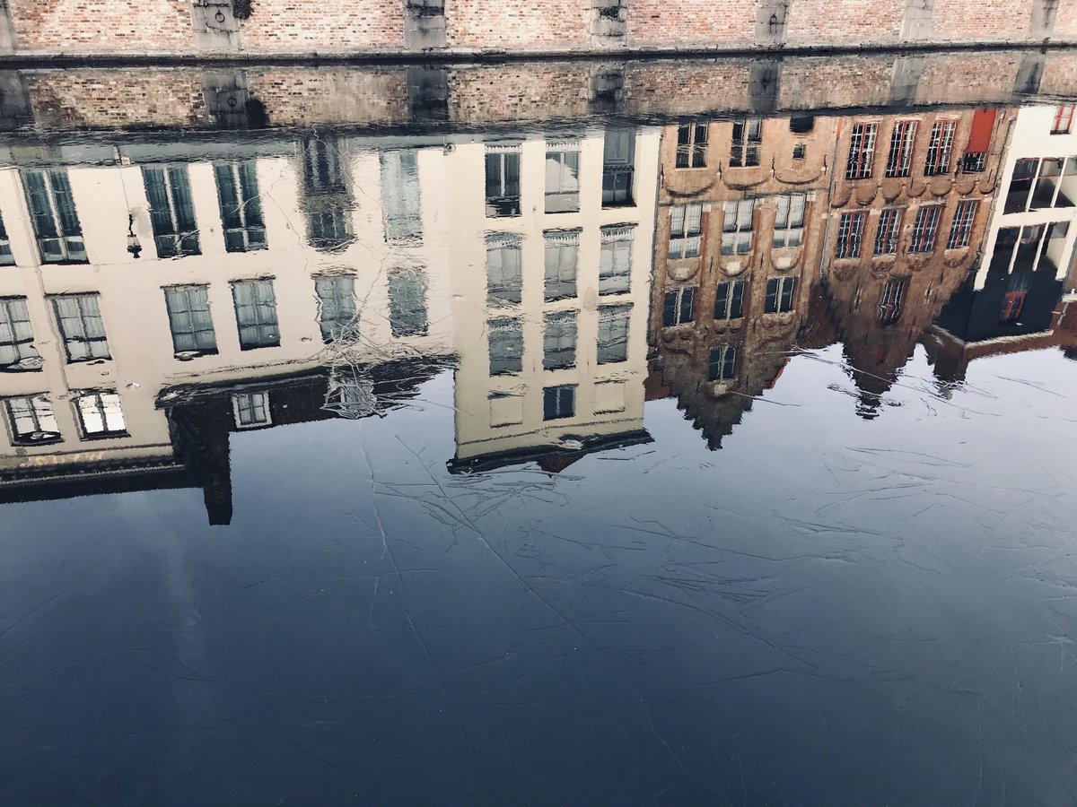 Bruges s’enorgueillit, à juste titre, d’être un musée à ciel ouvert mais quand la Venise du Nord, désertée par les touristes, se reflète dans les canaux encore gelés, cela permet de la découvrir encore sous un autre jour par un effet miroir surprenant 👌🏻