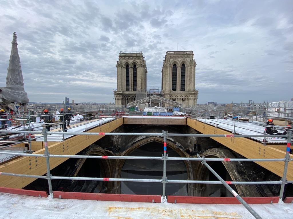 Found some other photos courtesy of  @IbtGd : these are the abseiling builders, who collect valuable fragments of stone and wood, and transport them to ground level.