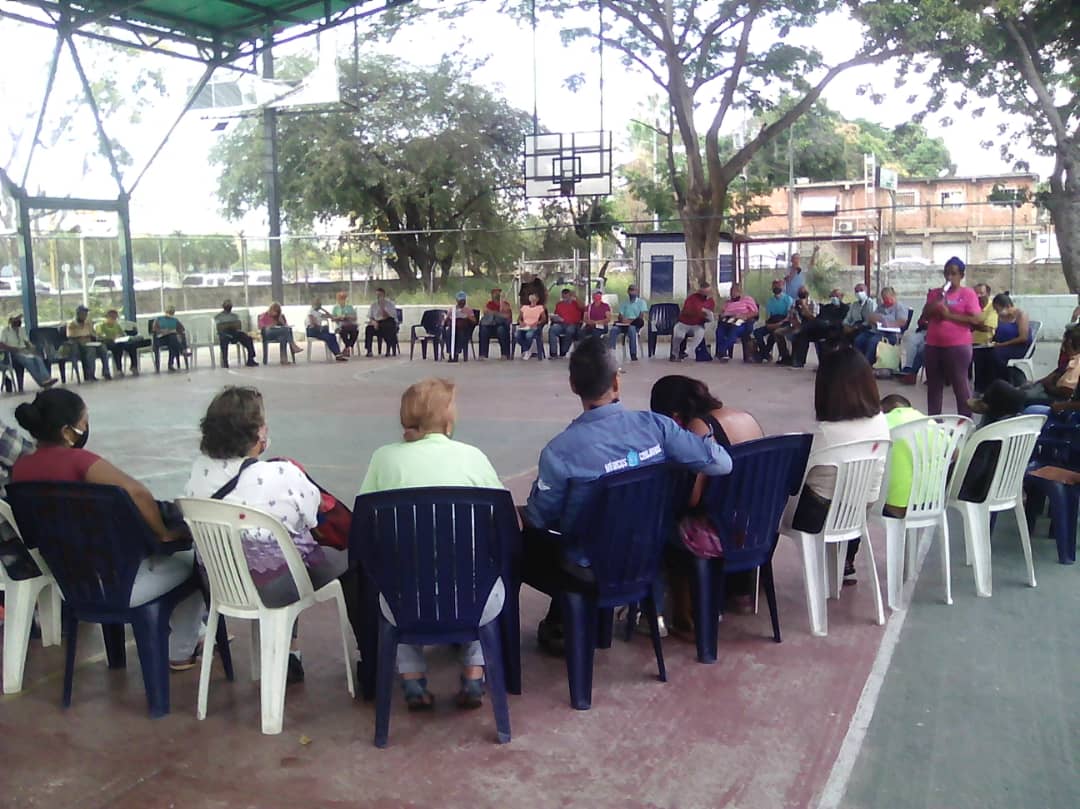 Segundo encuentro Conversatorio de Comunas del Mpio Girardot
Se llevó a cabo en la Escuela Justina Guerra en la Comuna Madre María, con Participación 13 Comunas. Concejal Esnei Maneiro y 
Representes Ministerio de las Comunas. Rumbo a la Ciudad Comunal <a href="/NorisHerrerar/">Noris Herrera</a> <a href="/MincomunaA/">Mincomuna Aragua</a>
