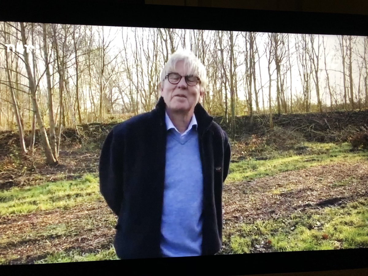 ChrisAalberts's tweet photo. Frans Bromet zegt nu: ‘gelukkig is er Marielys Roos’. Deze man is ook blij met haar. #RechtsinBeeld https://t.co/zw5Hgq4SMy