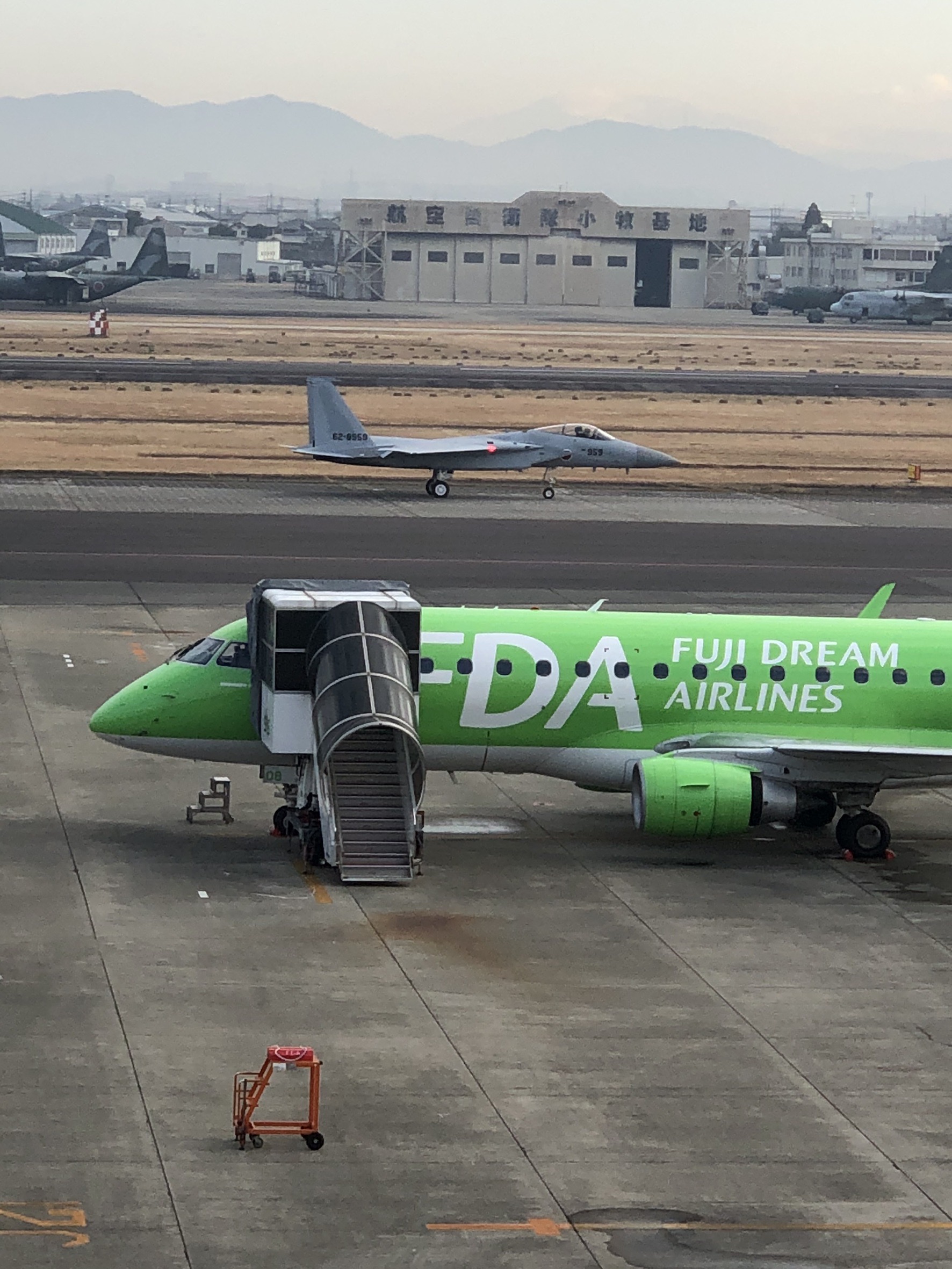 フジドリームエアラインズ 公式 Fuji Dream Airlines 今朝の名古屋小牧空港には9機のカラフルな飛行機が並んでいました 今日は雲が分厚いです 北海道や東北では天気が荒れているので 移動される方は暖かい格好でお出掛けください Fda フジ