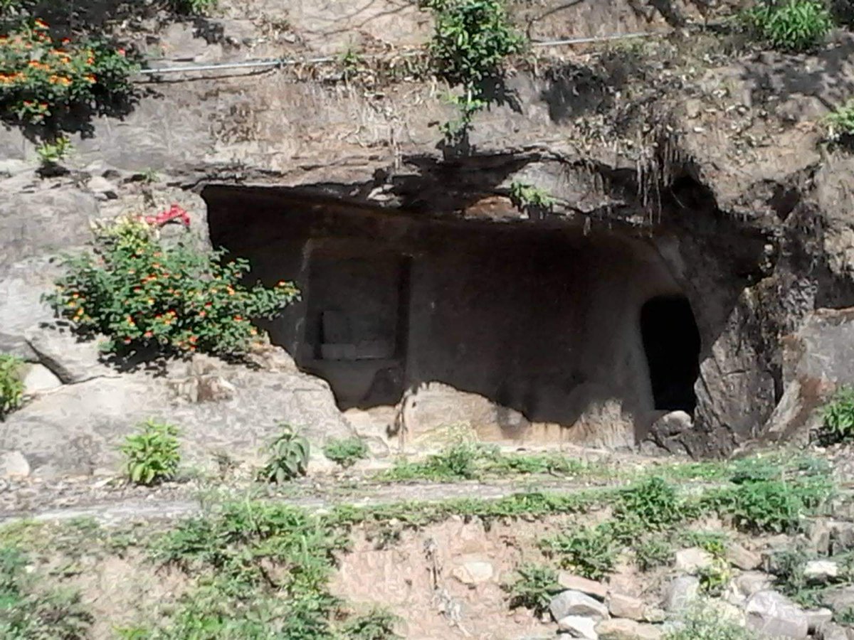 Hand carved rooms , people say there use to be tunnel which connected this place to main fort, general used to carry water or escape during war