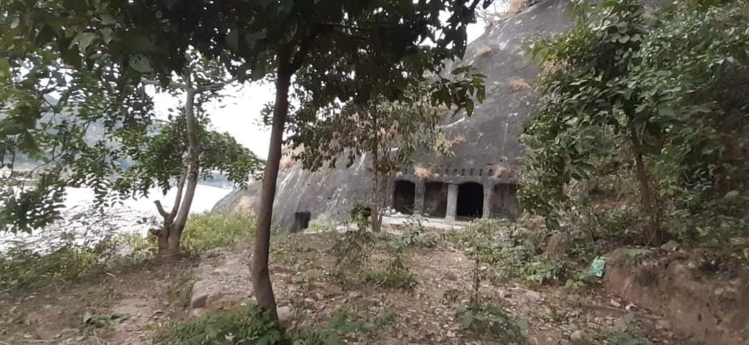 Hand carved rooms , people say there use to be tunnel which connected this place to main fort, general used to carry water or escape during war