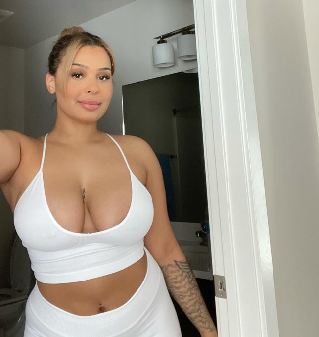 All white when I&rsquo;m feeling angelic https://t.co/xLTpUnnQyx