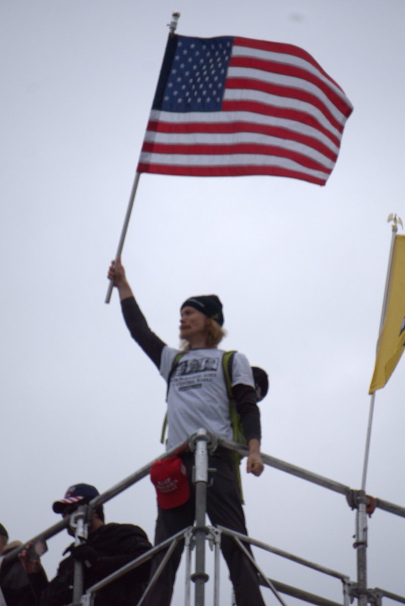 Another angle of #HitlerStalinMaoTshirt on top of the scaffold waving the flag. data.emergent.news/january-6th/
