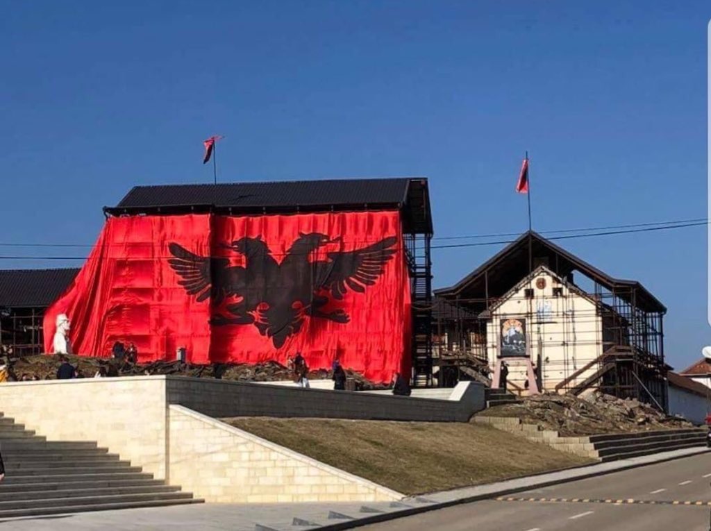 Uğruna binlerce asker & sivil vatandaşımızın şehit ve gazi olduğu bu güzel vatanın 13. bağımsızlık günü kutlu olsun.
Urime 13 Vjetori i Pavarësisë së Republikës së Kosovës #Kosova13