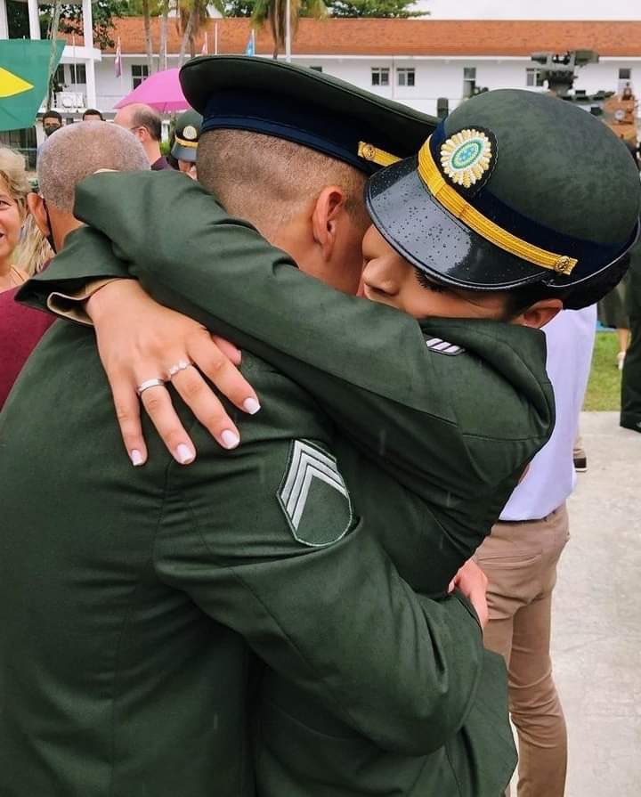 militarbrasil01's tweet photo. Casal que sonha junto, conquista junto! ❤️🇧🇷 https://t.co/OJMQcOYuFL