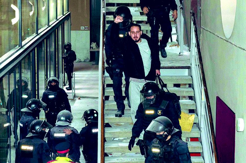 AamerAnwar's tweet image. What did European leaders  say after #CharlieHebdo, why are the hypocrites so silent on the free speech of Catalans? #PabloHasel a rapper imprisoned for criticising the King is treated as a terrorist by Spain #StandUpForCatalonia #PabloHaselLlibertat🎗