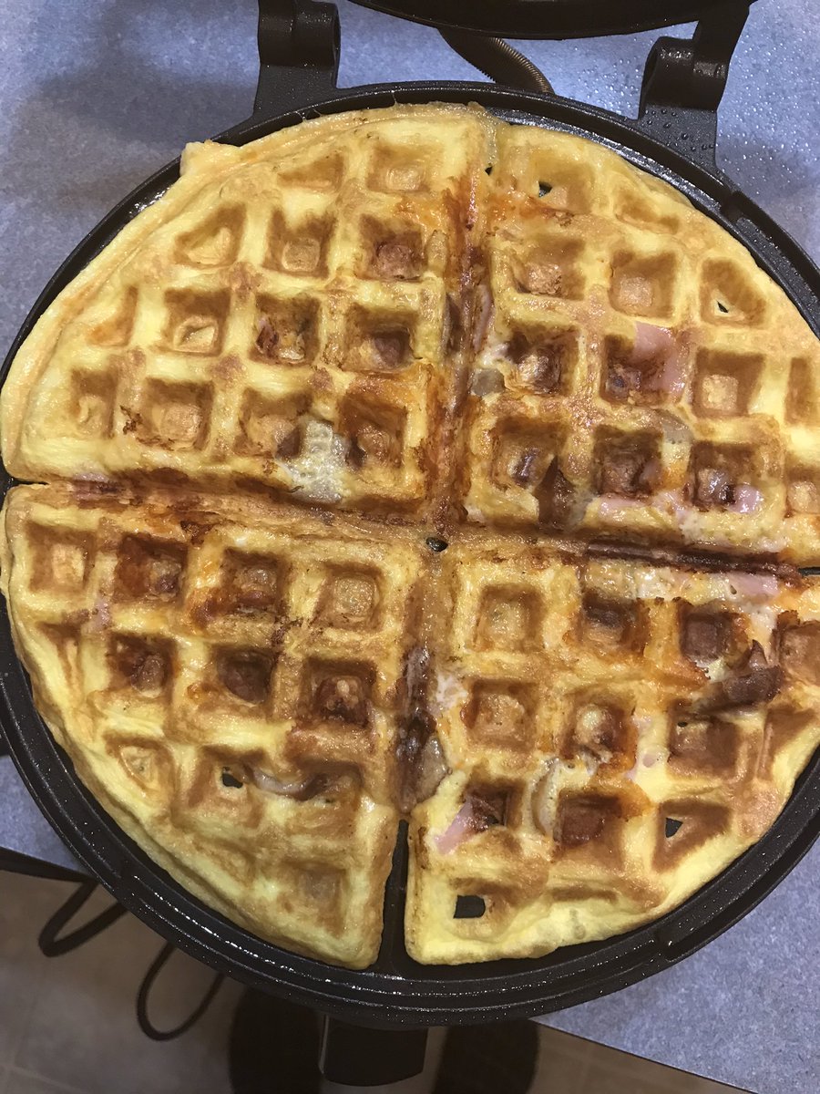 During Heart &amp; Stroke bingo,they always show recipes, decided to try one of them from tonight. Ham,sausage &amp; cheese omelette.
Delicious !! <a href="/HeartStrokeNB/">Heart&Stroke NB | Coeur+AVC NB</a> #omeletteart