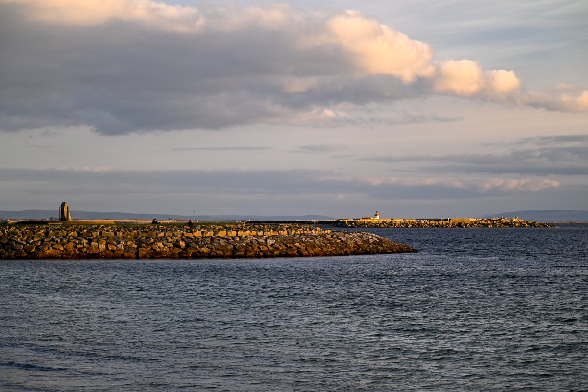 MOConnell07's tweet photo. Occasional 'pet' winter-day in #Galway, eg 10 Feb. Curlews (? unsure!) and oystercatchers fly over #Salthill Prom to golf course; landing permitted but no play due to Covid restrictions! #GrattanBeach & #MuttonIsland bathed in sunlight; couple enjoy sun 'going down on #GalwayBay' https://t.co/DmpjDGbPNj