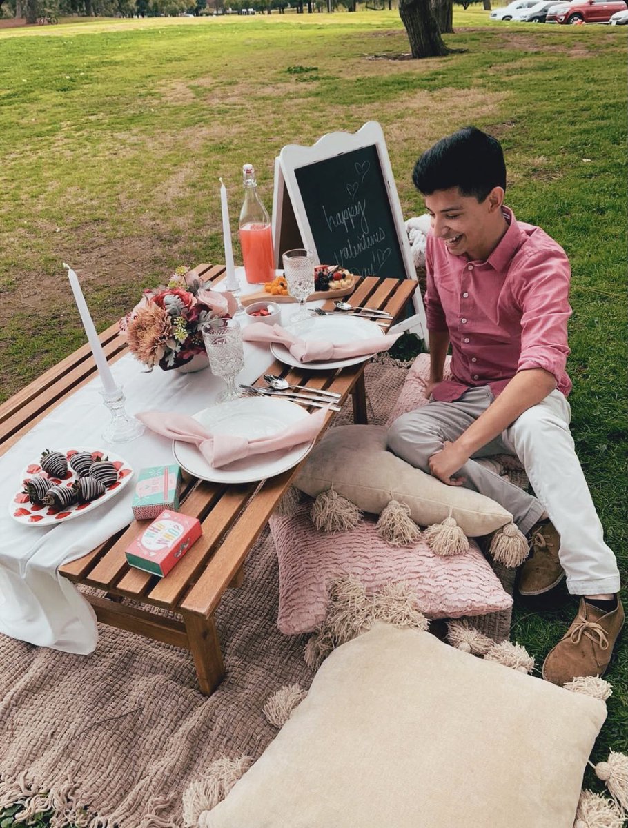 He likes picnics to! 💖