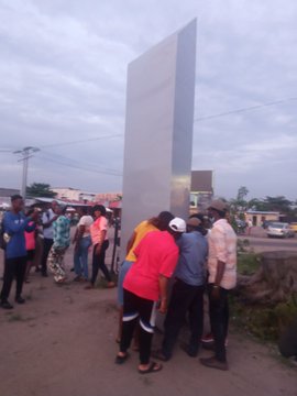 Le Monolithe Mystérieux de Bandalungwa apparu dans la nuit du 13 au 14 Février 2021.
