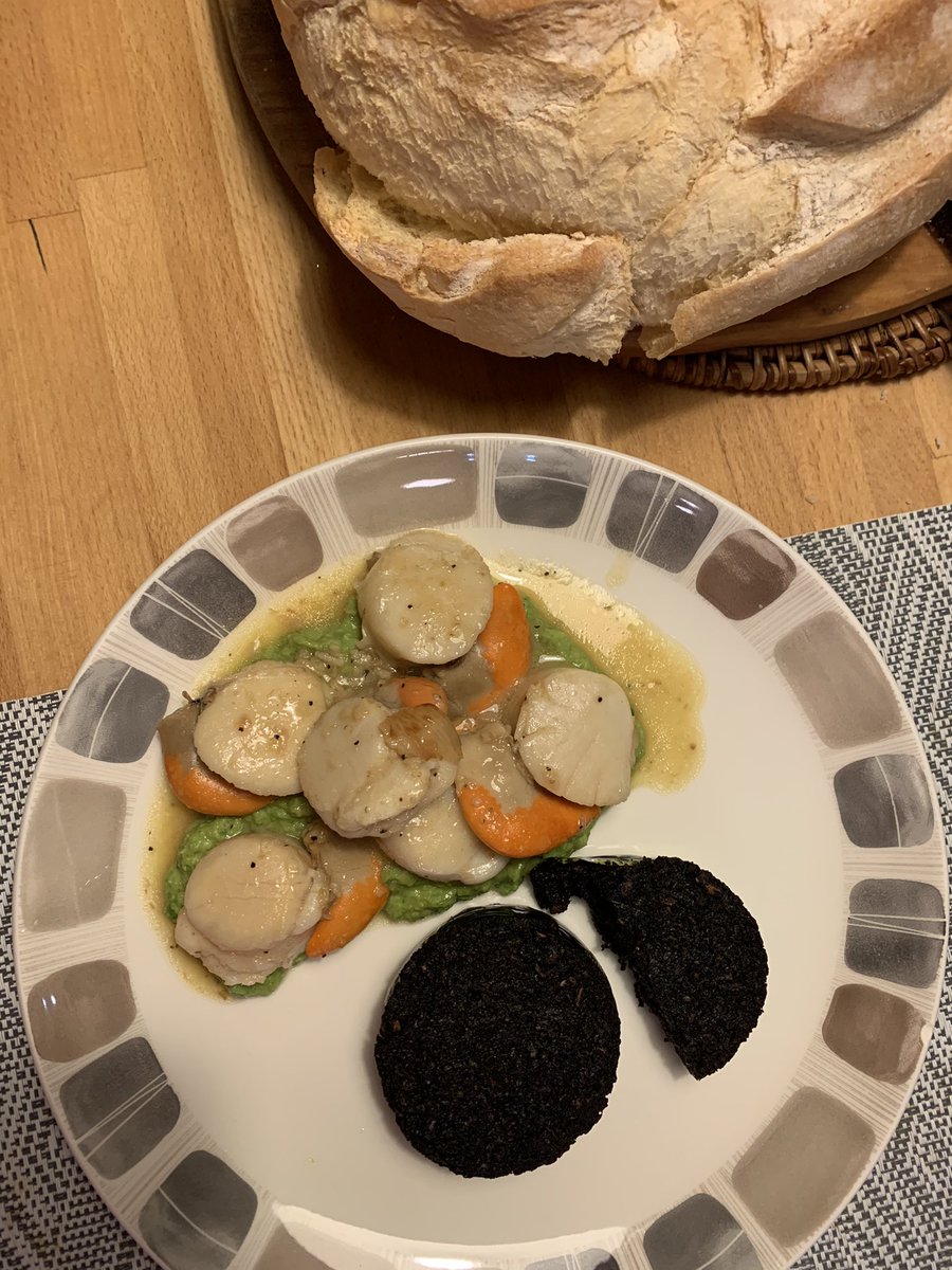 Beautiful @guygrieve Scallops, black pudding and pea purée all smothered in garlic butter with and a big hunk of bread to mop up. Delicious #scottishproduce