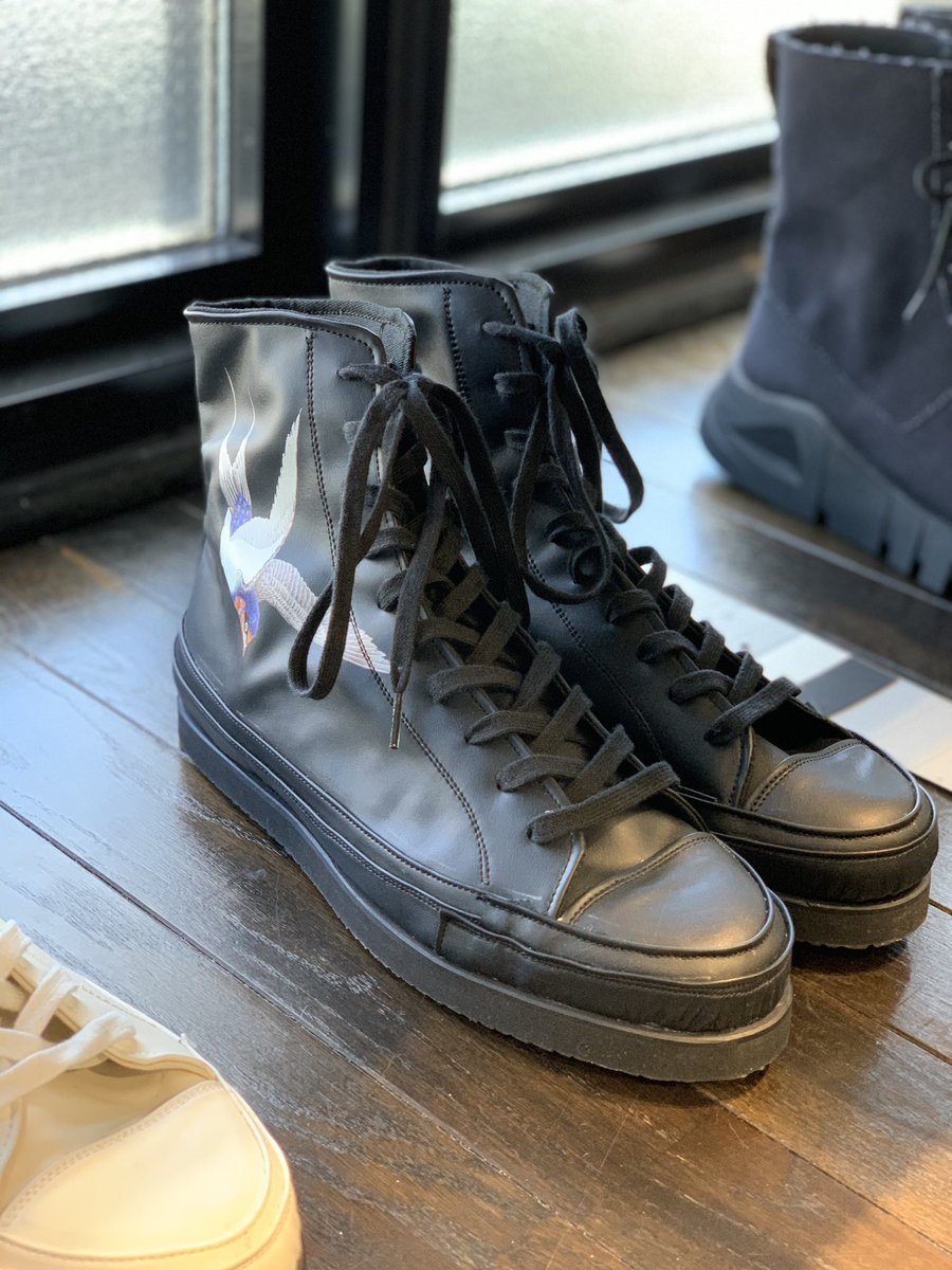 fashionsnap's tweet photo. ヨウジヤマモト プールオム（Yohji Yamamoto POUR HOMME）の新作展示会へ。アンチテーゼやPUNKをまとい、難局に立ち向かう戦士たち。山本耀司氏の頭の中のメッセージやワードが散りばめられています。刺繍のネクタイには「全部やれ」「引責辞任」の文字も。
https://t.co/TJcUJpQSRT https://t.co/V2AjnRAvyd